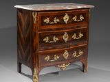 une commode ancienne avec un plateau en marbre