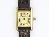 une image d'une montre-bracelet avec des chiffres romains