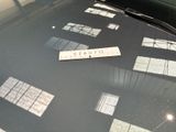 a sticker on the windshield of a car that says vauto