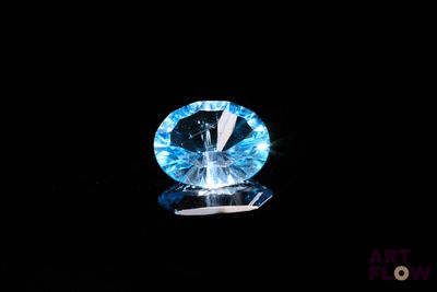 gros plan d'un diamant bleu sur une surface noire