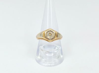 Gros plan sur une bague en or ornée d'un diamant
