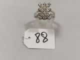 une bague en argent surmontée d'un petit diamant