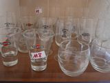 beaucoup de verres posés les uns à côté des autres sur une étagère