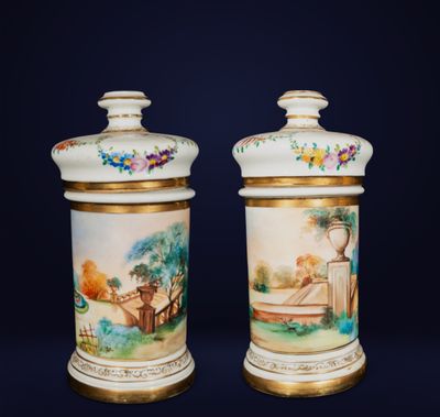 paire de vases anciens en porcelaine ornés de scènes peintes à la main