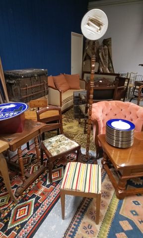 Lot  comprenant chaise, tabouret, et lampadaire halogène.