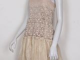 une image d'un mannequin portant une robe beige