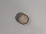 une pièce d'argent posée sur une table blanche