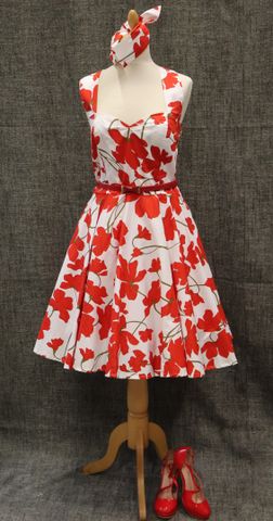 Ensemble années 50 comprenant robe blanche à fleurs rouge bretell...