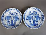 une paire d'assiettes bleues et blanches ornées de motifs