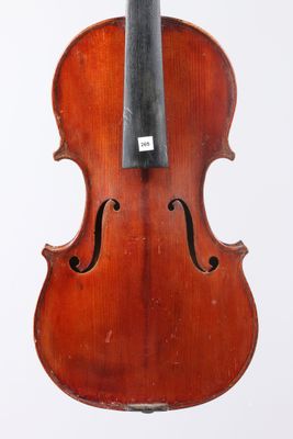gros plan d'un violon avec un archet sur fond blanc