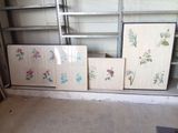 quatre photos encadrées représentant des fleurs, accrochées au mur d'une pièce