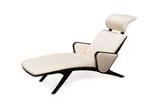 un fauteuil noir et blanc sur lequel repose un coussin blanc