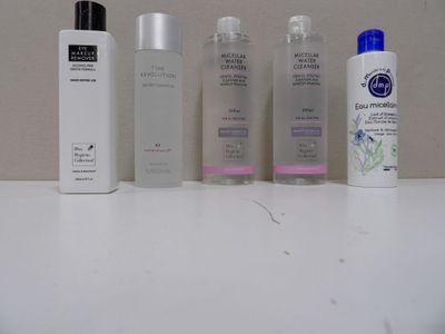 de nombreux types de produits de soins de la peau sur une table