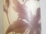 un vase en verre avec un motif floral