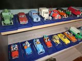 de nombreuses petites voitures exposées sur une étagère