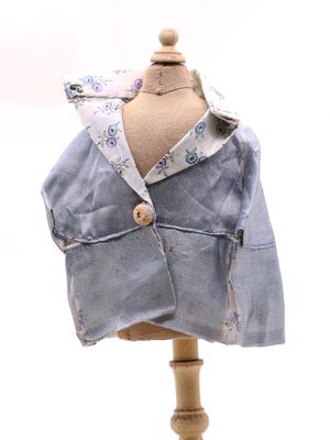 un mannequin vêtu d'une veste bleue