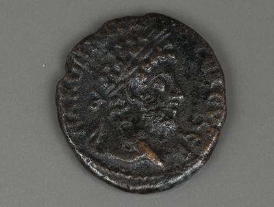 gros plan d'une pièce de monnaie sur une table à fond blanc