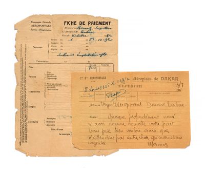 un vieux document sur lequel est posé un morceau de papier
