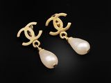 une paire de boucles d'oreilles Chanel ornées de perles
