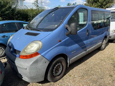 une camionnette bleue garée dans un parking