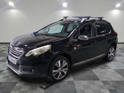 La voiture noire est garée dans le garage, avec sa galerie de toit.