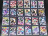 gros plan d'une collection de cartes pokemon sur une table