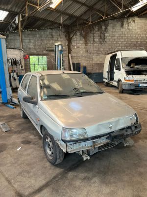 RENAULT CLIO Immatriculation : EF-135-YG