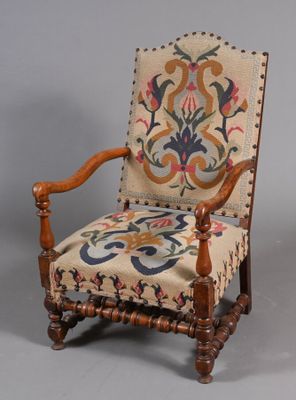 paire de fauteuils en noyer sculpté du début du XXe siècle, avec assise rembourrée, assise rembourrée, assise rembourrée, assise rembourrée, assise rembourrée, assise rembourrée