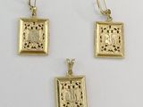 trois pendentifs plaqués or représentant un homme et une femme