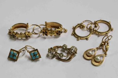 six paires de boucles d'oreilles et de bagues en or et turquoise