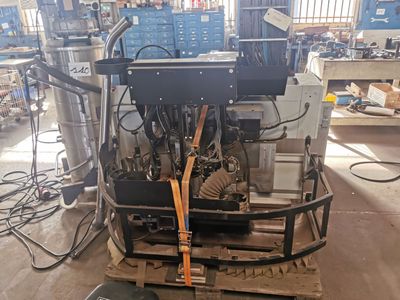 une machine posée sur une palette dans un entrepôt