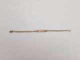 un bracelet en chaîne d'or muni d'un petit fermoir carré