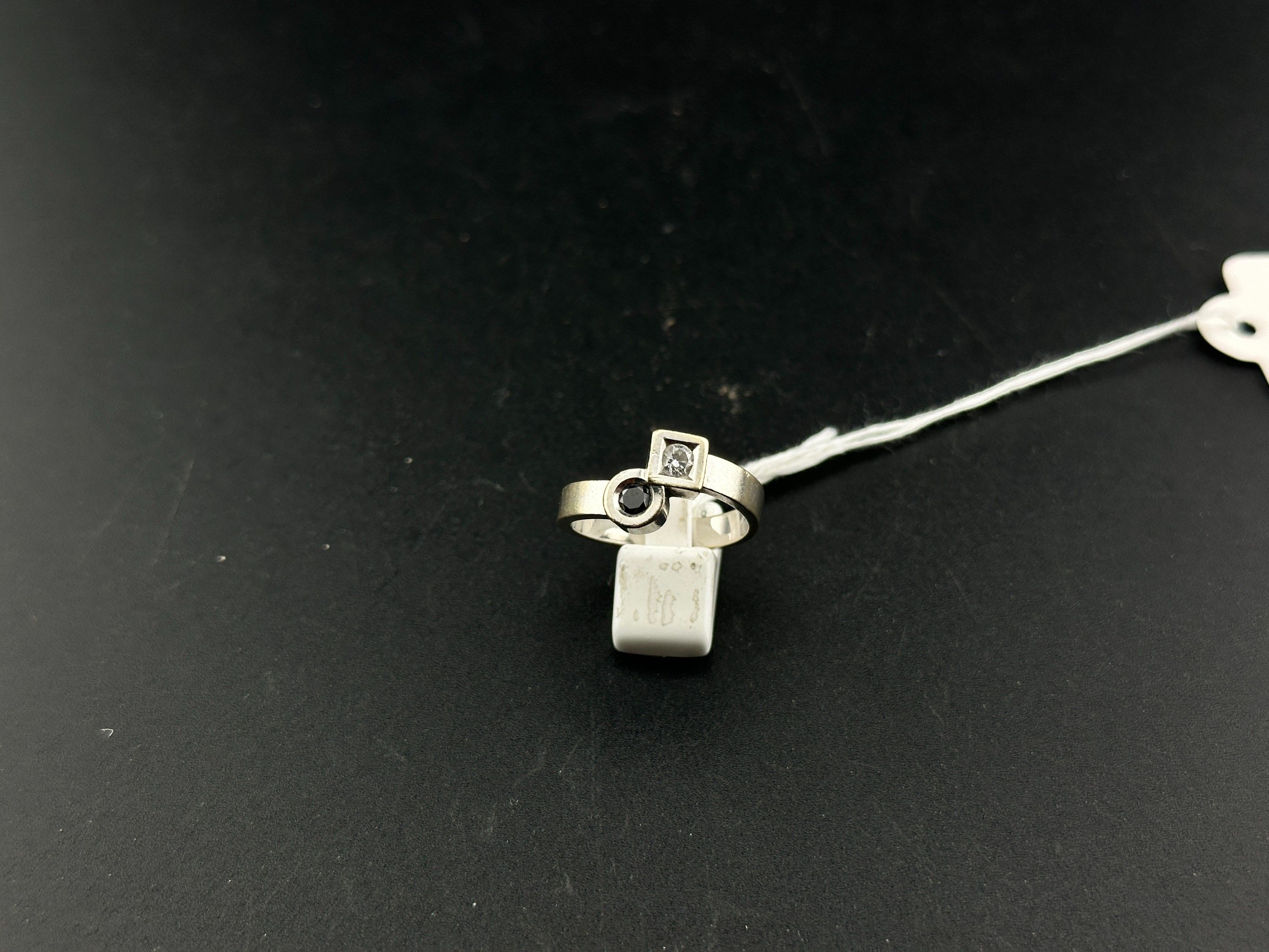 Tournaire : Bague toi et moi en or gris 18 carats avec un di…