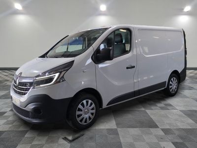 la camionnette blanche est garée sur un sol carrelé en damier