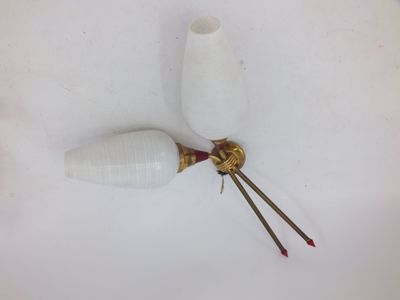 un vase blanc et un vase blanc posés sur une surface blanche