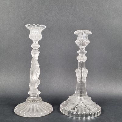 deux bougeoirs en verre transparent posés sur une table