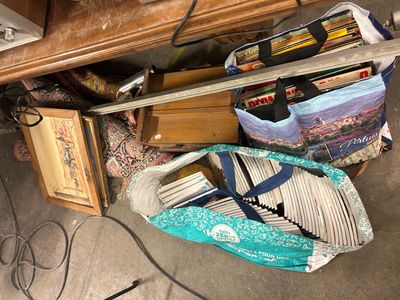 une pile de livres posée par terre à côté d'un bureau