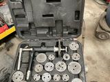 une boîte à outils avec un tas d'outils à l'intérieur