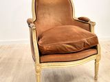 une image représentant une chaise sur laquelle est posé un coussin, dans une pièce