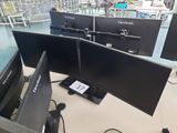 deux écrans posés sur la table, avec un clavier et une souris