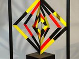 une sculpture en papier ornée d'un motif géométrique