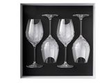 trois verres à vin vides dans une boîte noire sur fond blanc
