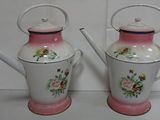 deux vases blancs et roses ornés de fleurs