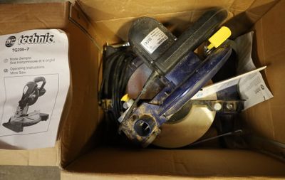 une boîte avec un tas d'outils à l'intérieur