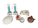beaucoup de petits objets posés sur une table