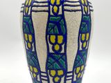 un vase bleu et blanc posé sur une surface blanche