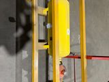 une machine jaune qui se trouve dans une pièce