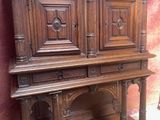 une vieille armoire en bois surmontée de deux portes