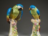 deux figurines de perroquets posées l'une sur l'autre
