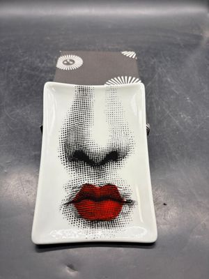 une assiette sur laquelle est représenté le visage d'une femme